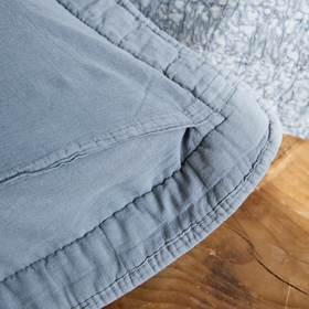 Detalle de funda almohada gris con costura y volante decorativo-gris