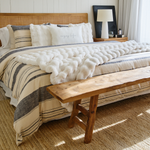 
                    
                      Cama elegante con edredón azul, almohadas decorativas y banco de madera-azul
                    
                  