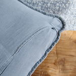 
                    
                      Detalle de funda de almohada gris Leicester con elástico y costura visible-gris
                    
                  