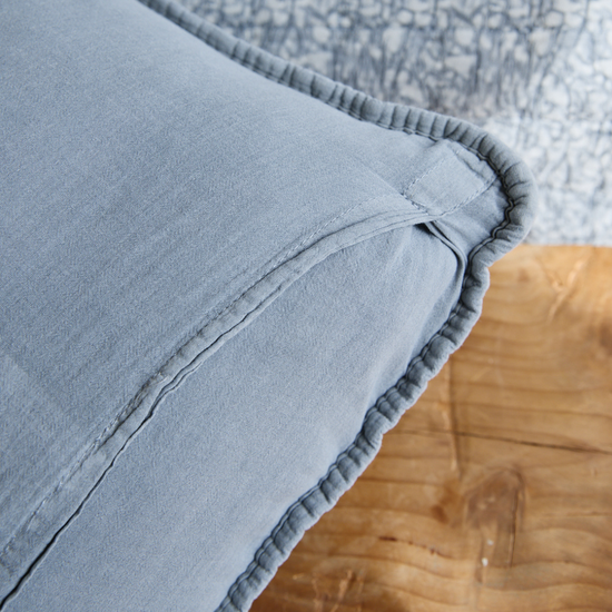 Detalle de funda de almohada gris Leicester con elástico y costura visible-gris