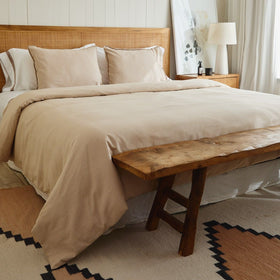 Cama con funda edredón Sanderson arena y banco de madera-arena