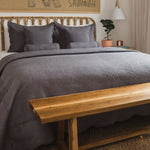 
                    
                      Cubrecama gris Barrel Traditional en cama con cabecero de ratán y banco de madera-gris
                    
                  