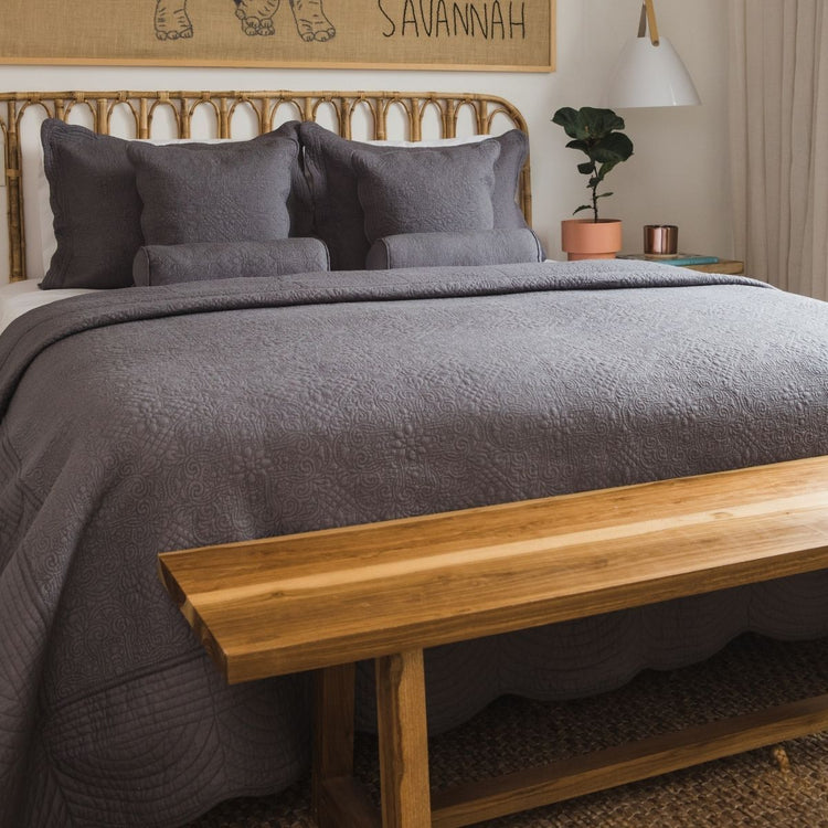 Cubrecama gris Barrel Traditional en cama con cabecero de ratán y banco de madera-gris
