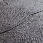 
                    
                      Cubrecama gris con patrón quilted tradicional y textura detallada-gris
                    
                  