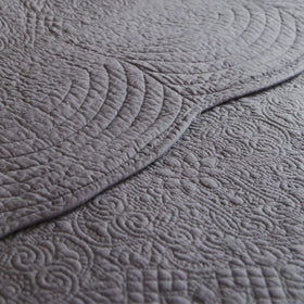 Cubrecama gris con patrón quilted tradicional y textura detallada-gris