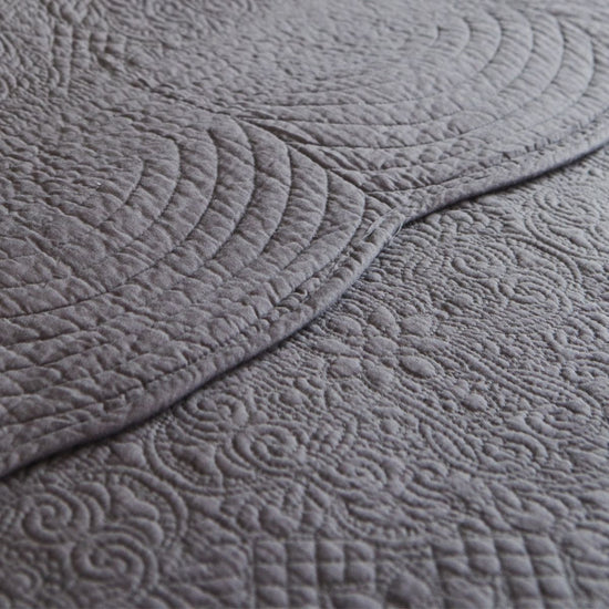 Cubrecama gris con patrón quilted tradicional y textura detallada-gris