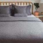 
                    
                      Cubrecama gris con patrón tradicional en cama con cabecero de ratán-gris
                    
                  