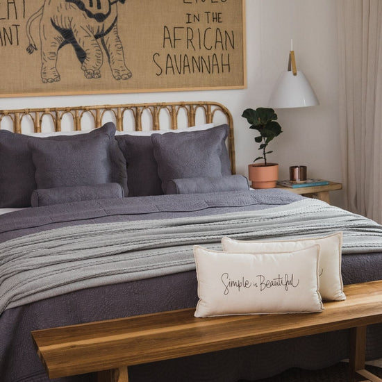 Cama con cubrecama gris tradicional y almohadas decorativas de lino-gris