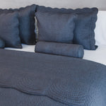 
                    
                      Cubrecama gris oscuro con almohadas decorativas y rollo cilíndrico-gris oscuro
                    
                  
