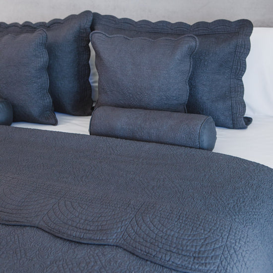 Cubrecama gris oscuro con almohadas decorativas y rollo cilíndrico-gris oscuro