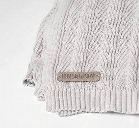 Manta de lana beige con patrón de líneas texturizadas y etiqueta Home Harmony-gris