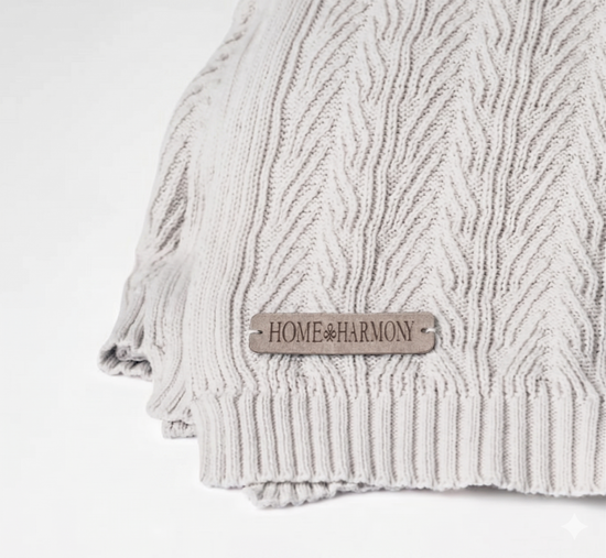 Manta de lana beige con patrón de líneas texturizadas y etiqueta Home Harmony-gris