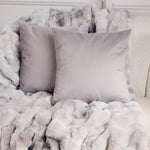 
                    
                      Almohadas grises y blancas sobre manta de peluche suave-
                    
                  