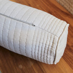 
                    
                      Rollo de tela beige acolchada con costuras verticales sobre madera-beige
                    
                  