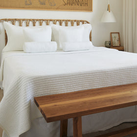 Cama con cubrecama blanco Lugano y almohadas decorativas-natural