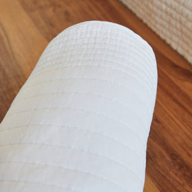Caramelo Lugano blanco enrollado sobre superficie de madera-blanco