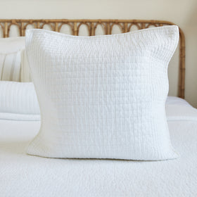 Funda de almohada blanca Lugano con textura acolchada sobre cama-blanco