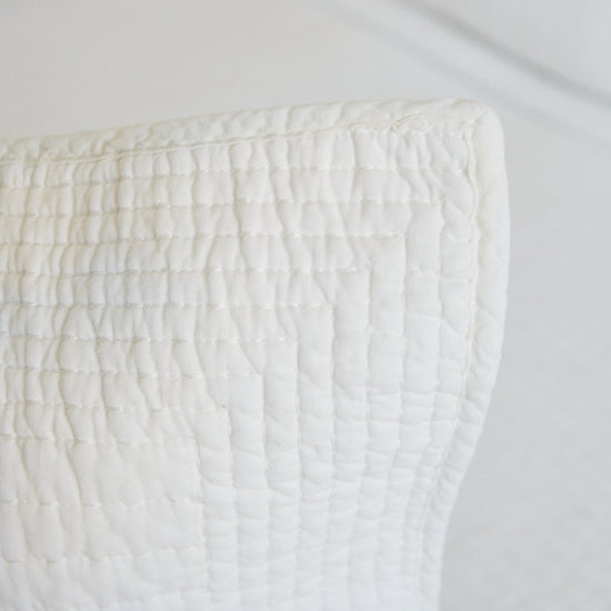 Funda de almohón Lugano en color natural blanco con textura acolchada-natural