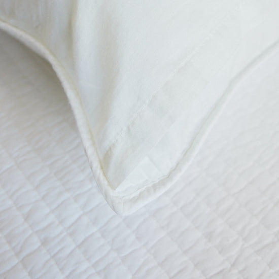 Funda de almohón Lugano blanca con textura natural y pliegues suaves-natural