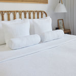 
                    
                      Cubrecama blanco Lugano con almohadas y cojines cilíndricos en cama de mimbre-blanco
                    
                  