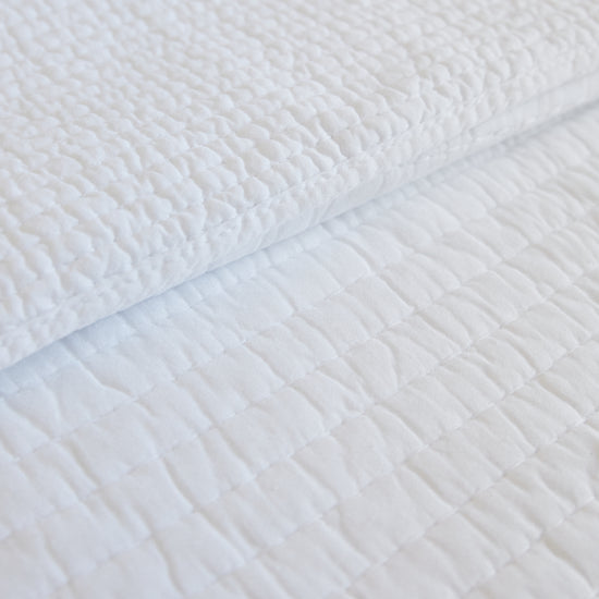 Cubrecama blanco Lugano con patrón acolchado y textura rectangular-blanco
