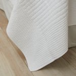 
                    
                      Cubrecama blanco Lugano con textura acolchada diagonal en cama-blanco
                    
                  