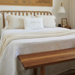 
                    
                      Cubrecama blanco Lugano sobre cama de ratán con almohadas a rayas-blanco
                    
                  