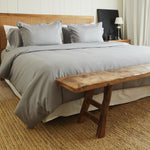 
                    
                      Cama con funda de edredón gris claro y almohadas decorativas-gris
                    
                  