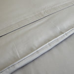 
                    
                      Detalle de funda de edredón bamboo cotton gris con costuras y pliegues-gris
                    
                  