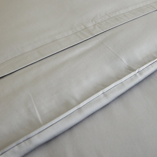 Detalle de funda de edredón bamboo cotton gris con costuras y pliegues-gris