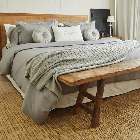 Cama elegante con funda de edredón gris y almohadas decorativas-gris