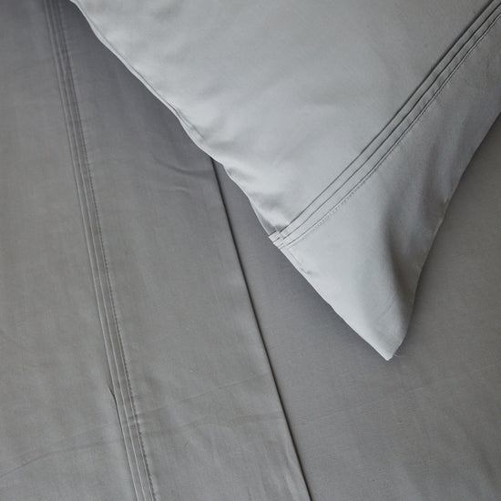 Juego de sábanas gris de algodón bambú con detalle de costura visible-gris