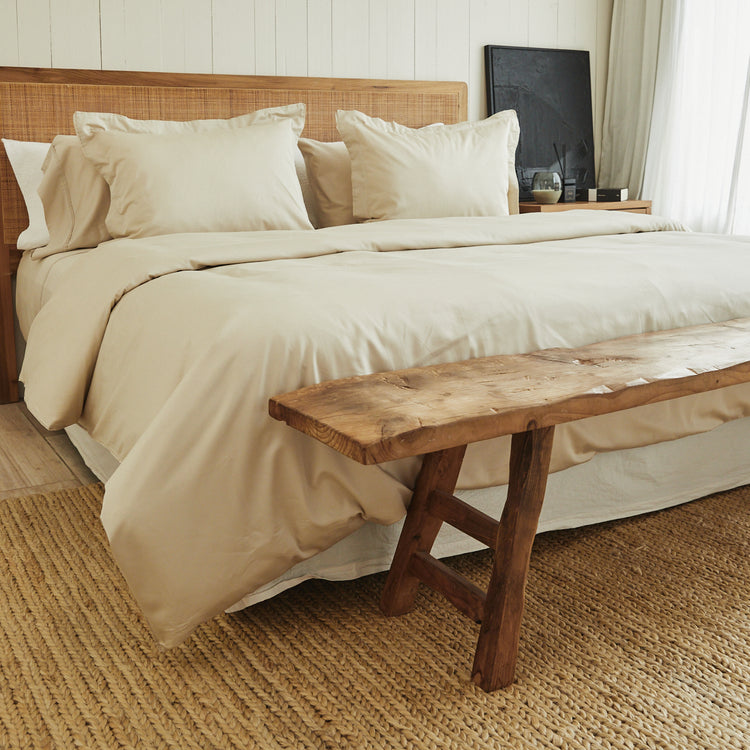 Cama con funda de edredón de algodón bambú natural y banco de madera-natural