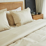 
                    
                      Cama con funda de edredón blanca de algodón bambú en dormitorio moderno-natural
                    
                  