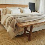 
                    
                      Cama con cabecero de ratán, ropa de cama beige y banco de madera-natural
                    
                  