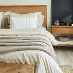 
                    
                      Cama con funda de edredón de algodón bambú natural y almohadas decorativas-natural
                    
                  