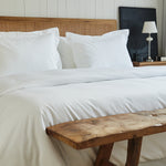
                    
                      Cama con funda de edredón blanco de algodón bambú y almohadas-blanco
                    
                  