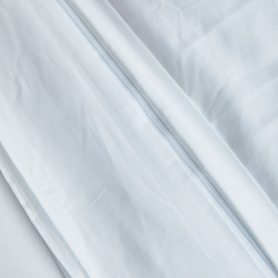 Funda de edredón blanca con cierre de cremallera en detalle textil-blanco
