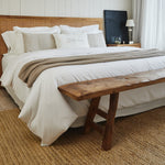 
                    
                      Cama elegante con funda edredón blanco bamboo cotton y decoración neutral-blanco
                    
                  