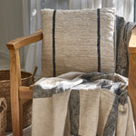
                    
                      Almohada beige con rayas negras sobre silla de madera-azul
                    
                  