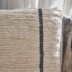 
                    
                      Almohada texturizada beige con raya negra vertical en lino-azul
                    
                  