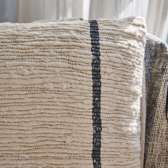 Almohada texturizada beige con raya negra vertical en lino-azul