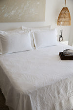 
                    
                      colcha portuguesa decorativa y con relieve sobre cama de habitación-blanco
                    
                  