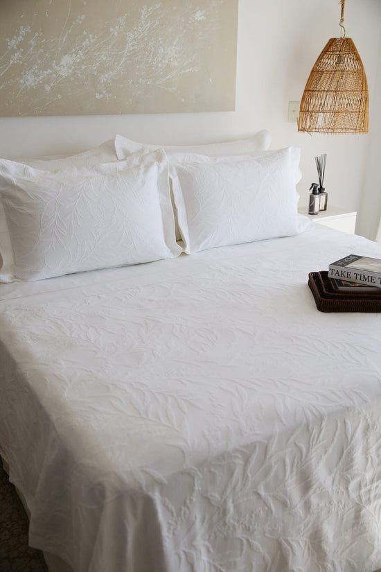 colcha portuguesa decorativa y con relieve sobre cama de habitación-blanco