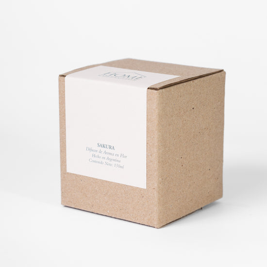 Caja de cartón kraft con etiqueta blanca del difusor Sakura-