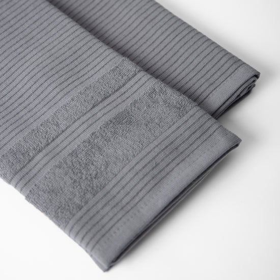 Dos repasadores grises de tela con rayas verticales y textura acanalada-gris