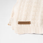 
                    
                      Manta tejida beige claro con etiqueta HOME&HARMONY y flecos-natural
                    
                  