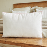 
                    
                      Almohada rosa clara sobre banco de madera en dormitorio-rosa
                    
                  