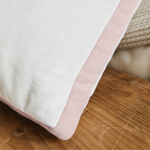 
                    
                      Almohadon rectangular rosa claro sobre banco de madera en dormitorio-rosa
                    
                  