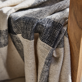 Manta Chennai beige sobre silla de madera con cojín textil-beige